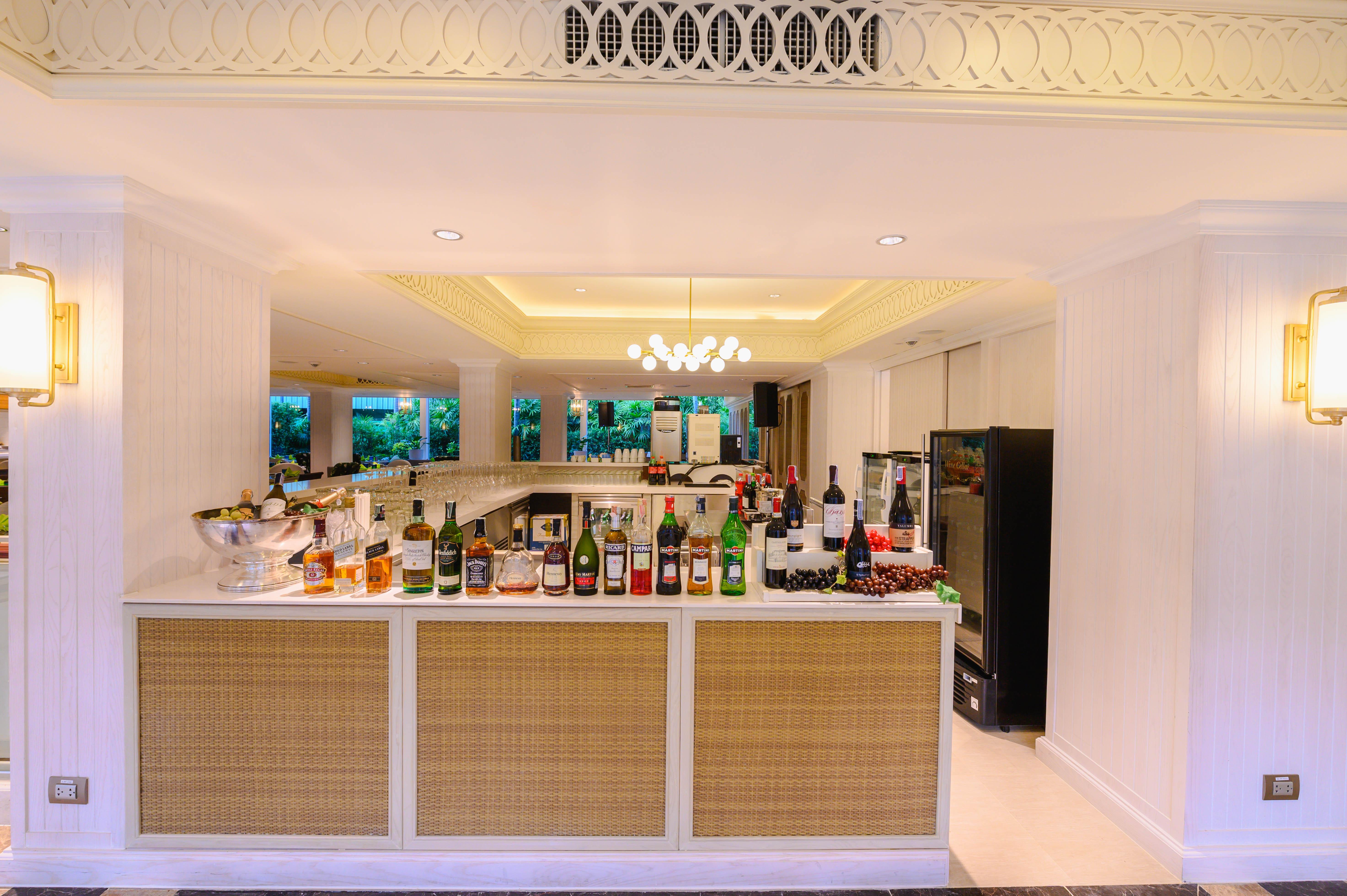 Dusit Thani Pattaya Exterior foto The bar at the E&O 87 restaurant