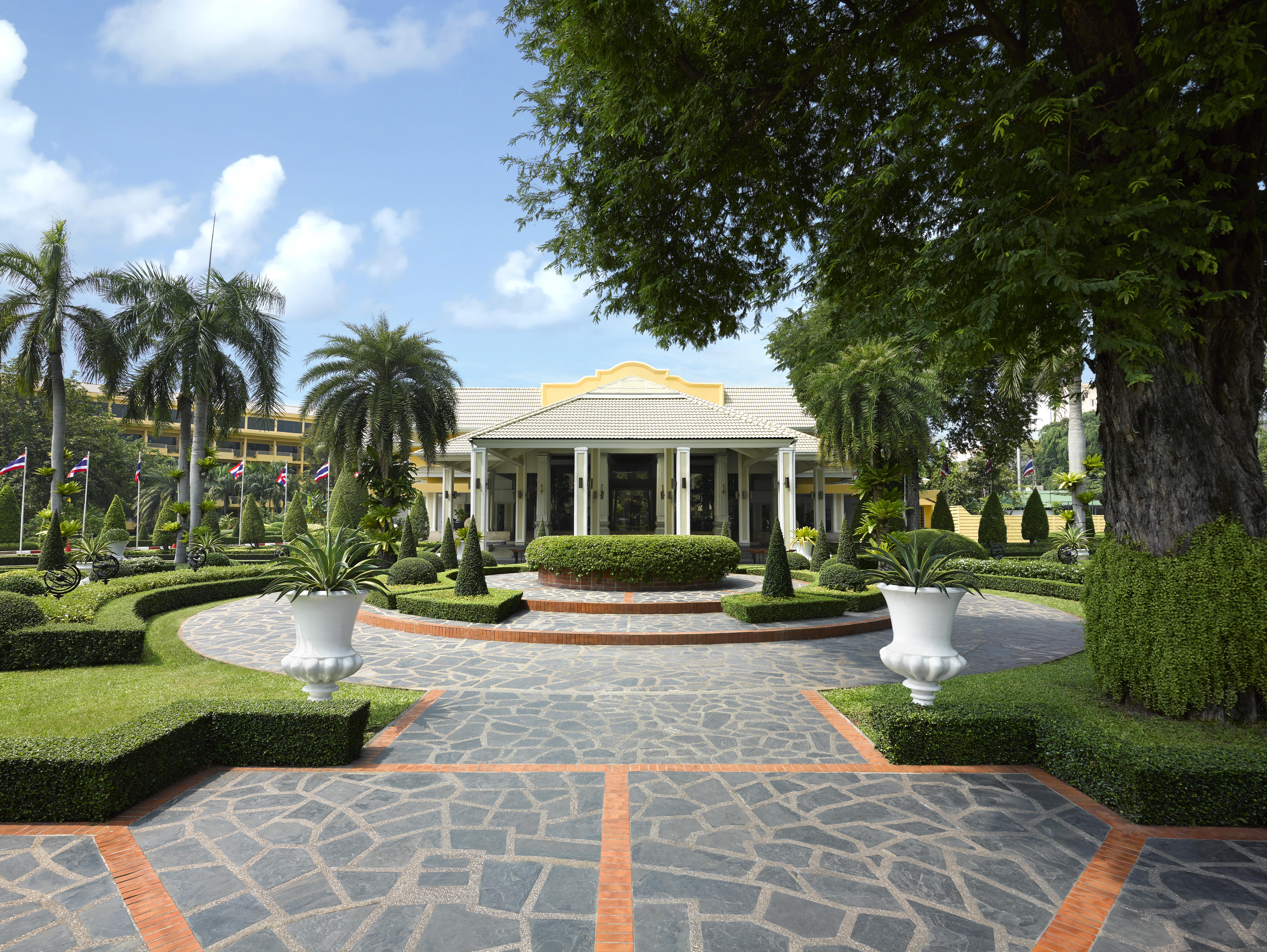 Dusit Thani Pattaya Exterior foto The Royal Thai Navy Headquarters