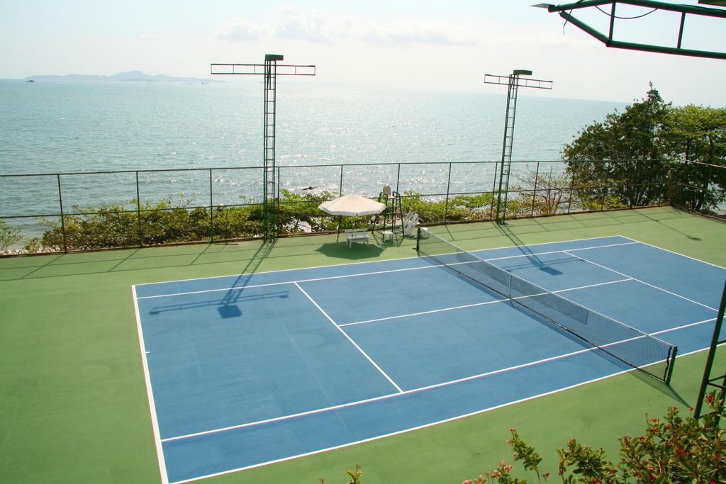 Dusit Thani Pattaya Exterior foto Tennis court at the Repulse Bay clubhouse